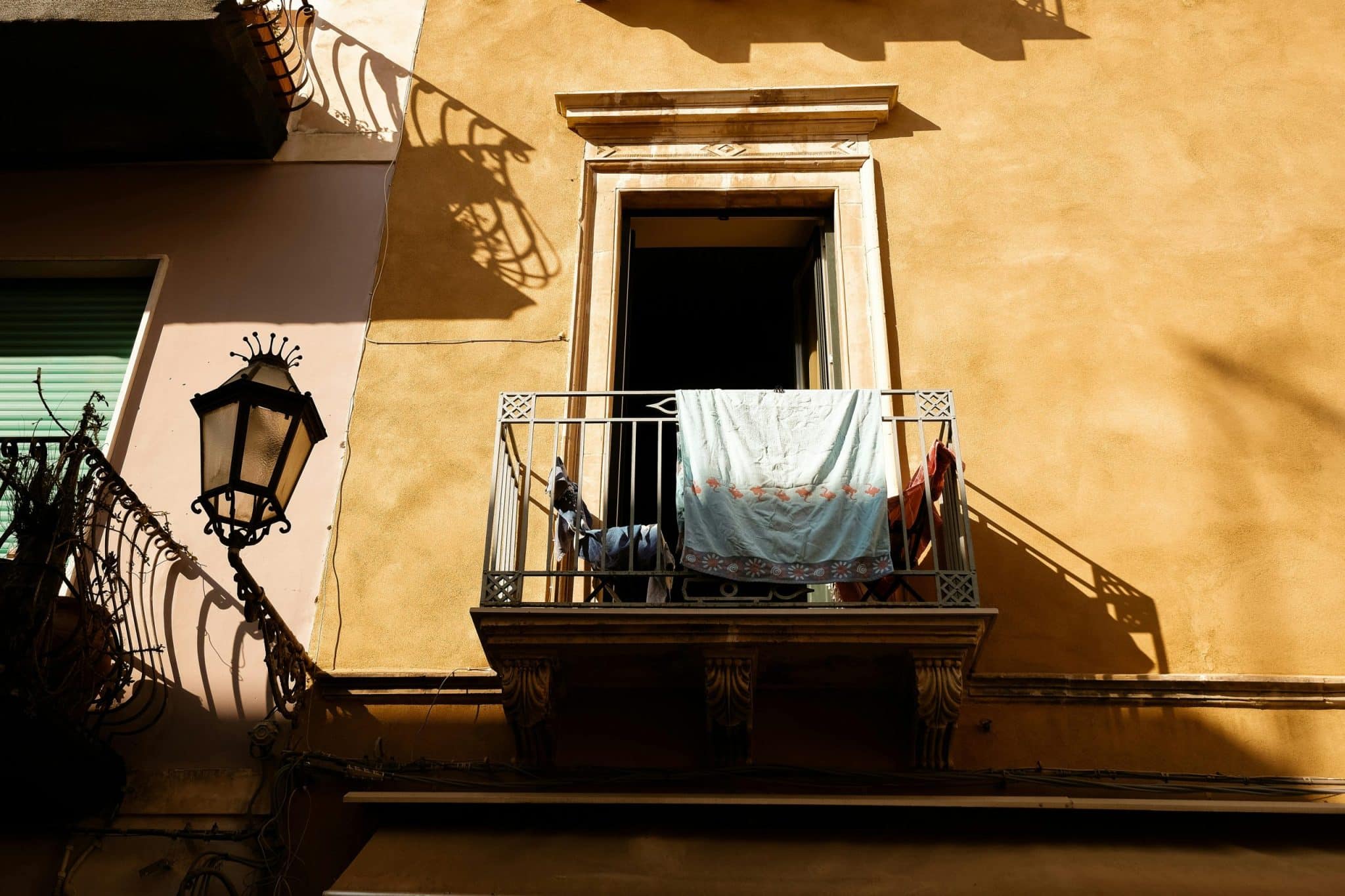 Infinite Adaptability Paradigms: Residential Designs Transcending Traditional Boundaries